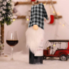 Kép 1/3 - Karácsonyi italos üveg dekor - fehér kockás manó - poliészter - 40 x 12 cm