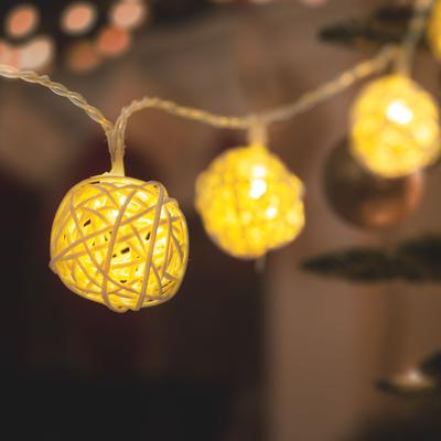 LED-fényfüzér - rattan labdák - 1,35 m - melegfehér - 2 x AA