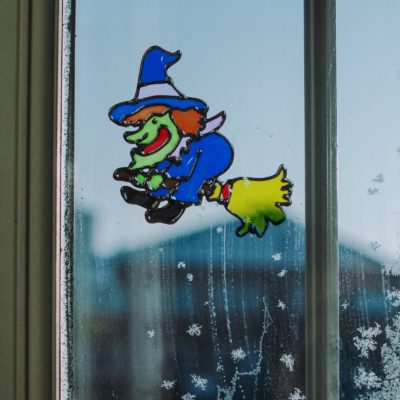 Halloweeni ablakdekor - színes boszorkány