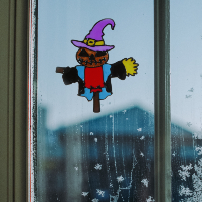 Halloweeni ablakdekor - madárijesztő tök