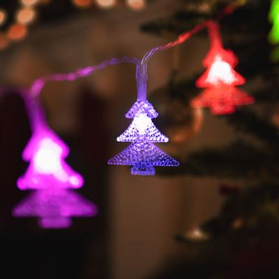 LED-fényfüzér - színes fenyőfa - 20 LED - 2,3 méter - 3 x AA