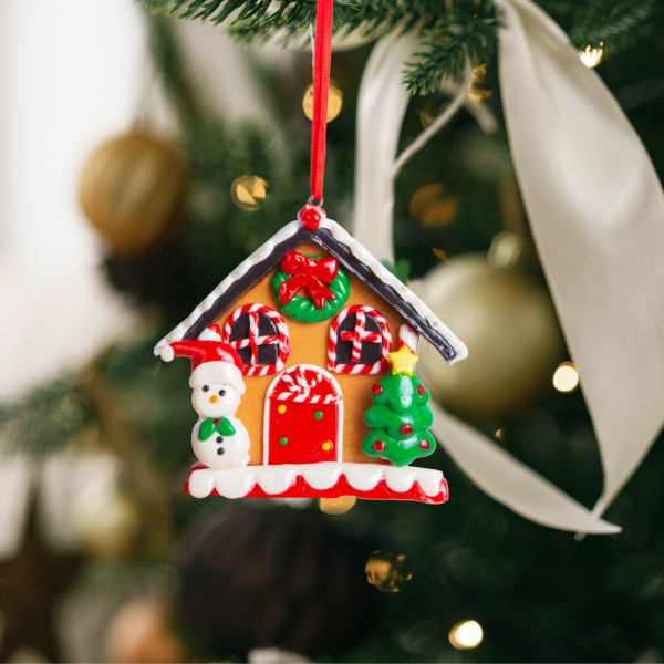 Karácsonyi mágneses dekoráció - 2 az 1-ben - mézeskalács házikó hóemberrel - 85 x 75 mm